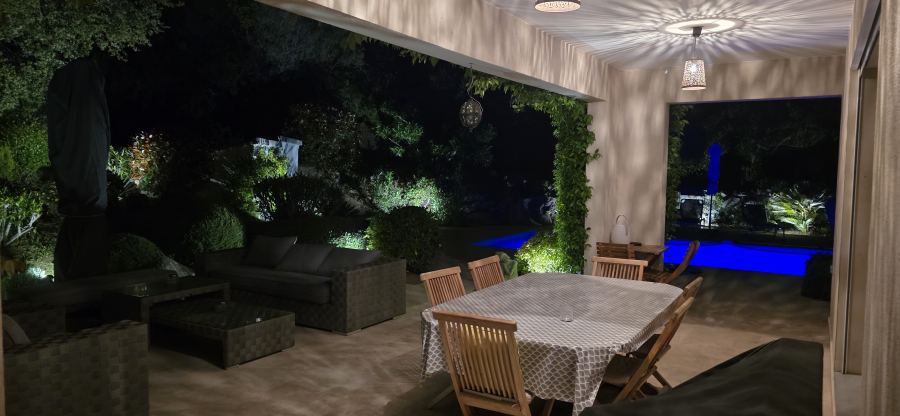 Terrasse et piscine illuminées le soir