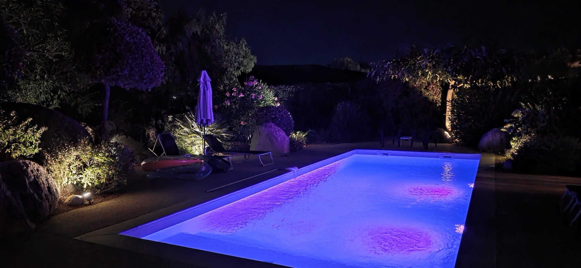 Apéritif dans le jardin illuminé