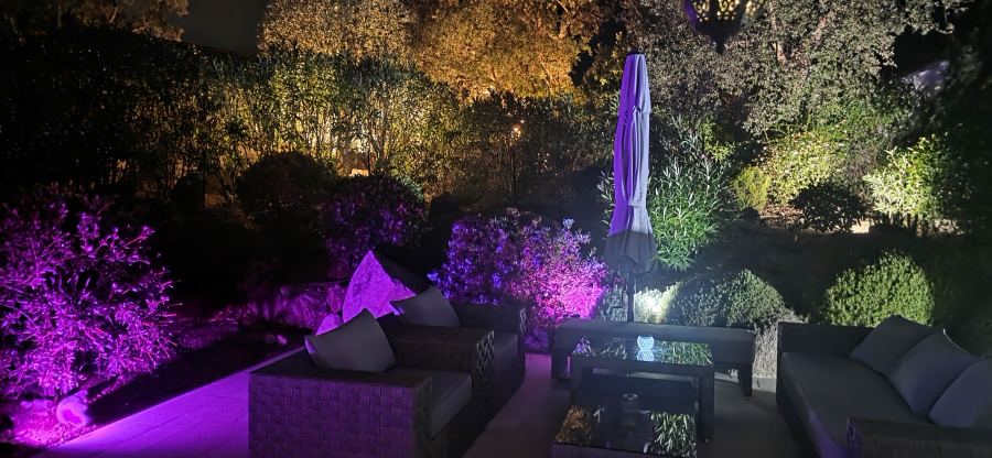 Le jardin illuminé le soir