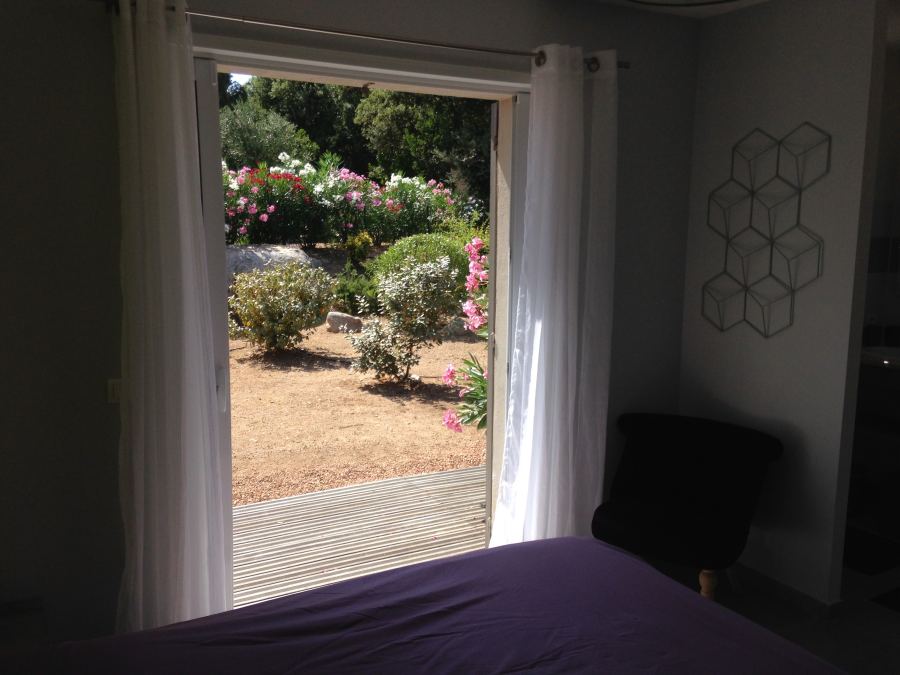 Chambre, porte-fenêtre sur le jardin fleuri