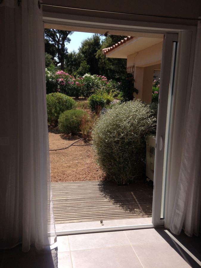 Vue depuis la chambre sur le jardin