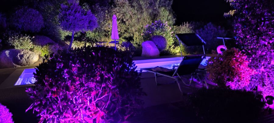 La piscine la nuit, ambiance colorée