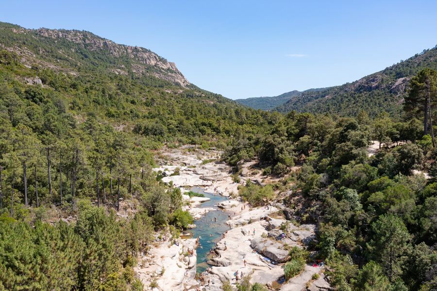 Les piscines naturelles du Cavu vues du ciel